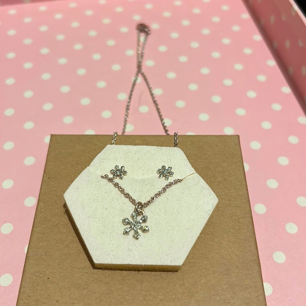 Sparkling Snowflake earring s and necklace set